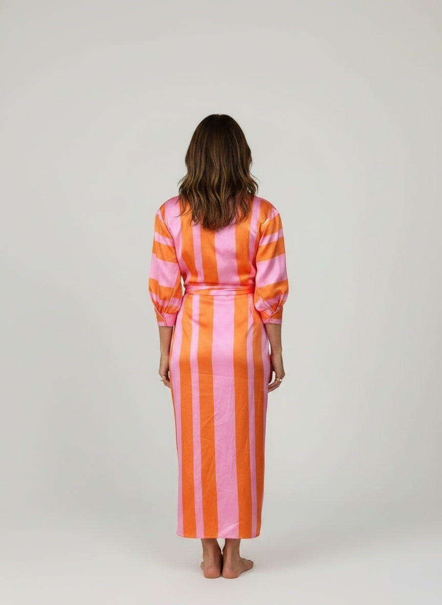 Back pose of the model wearing Midi wikkeljurk met driekwart mouwen voor dames