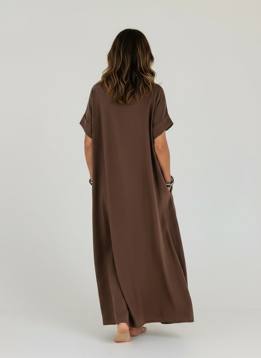Back pose of the model wearing Elegante maxi-jurk voor de zomer met zakken voor dames