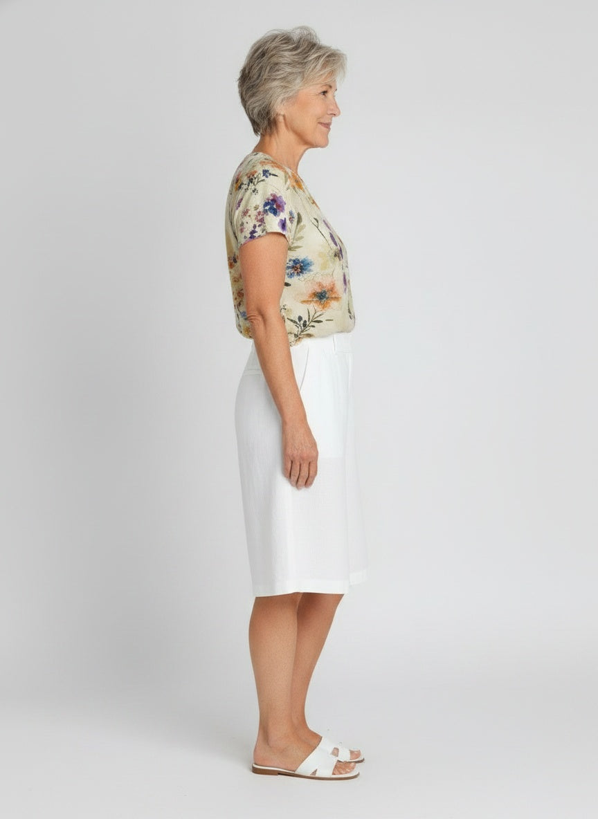 Side profile of the model wearing Vrouwelijke lichte vloeiende T-shirt in stretchy rayon met vintage bloemenprint