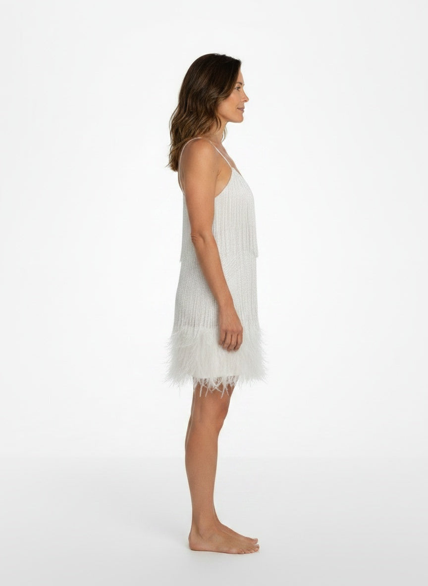 Side profile of the model wearing Mini jurk met fijne bandjes, franjes en een verenzoom voor dames