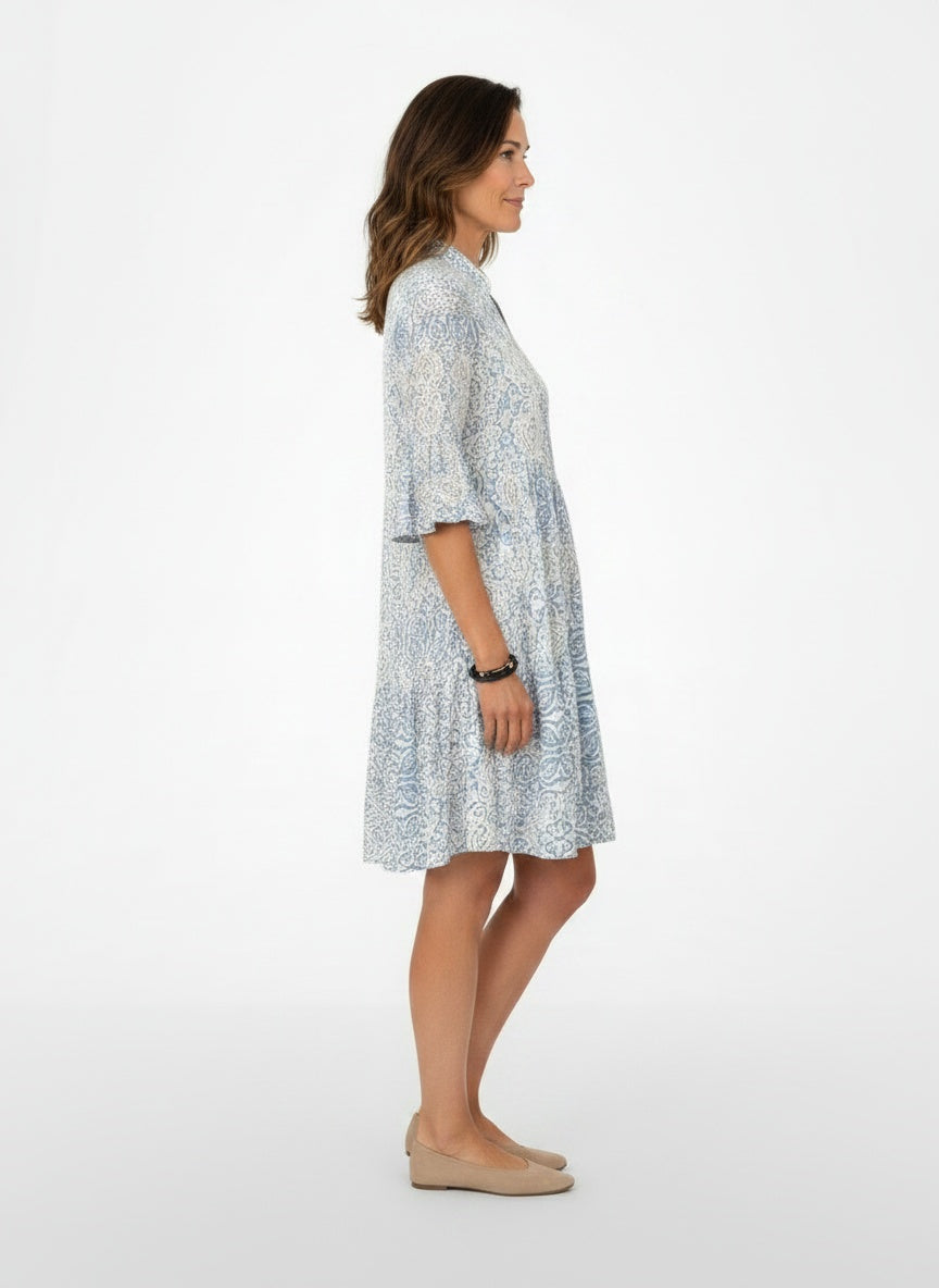 Side profile of the model wearing Elegante mini jurk met driekwartmouwen voor dames