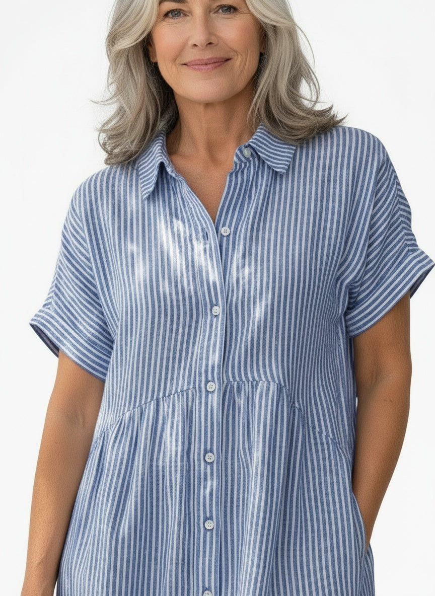 Close-up of the model wearing Midi gestreepte overhemdjurk voor dames