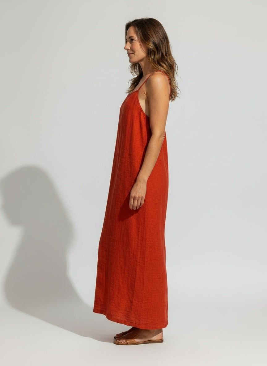 Side profile of the model wearing Maxijurk van katoen in bohemian stijl met fijne bandjes en vierkante hals voor dames