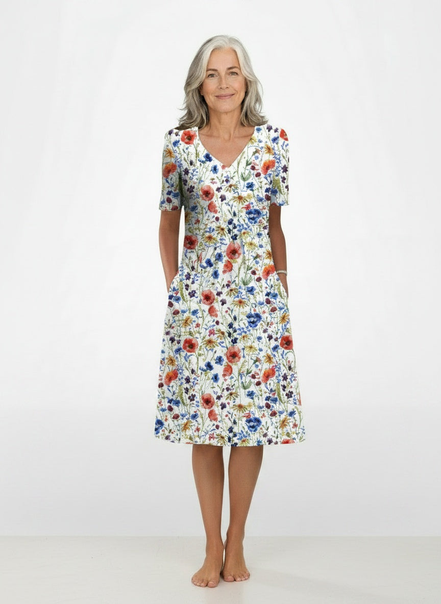 Full body view of the model wearing Midi zomerjurk met patronen voor dames