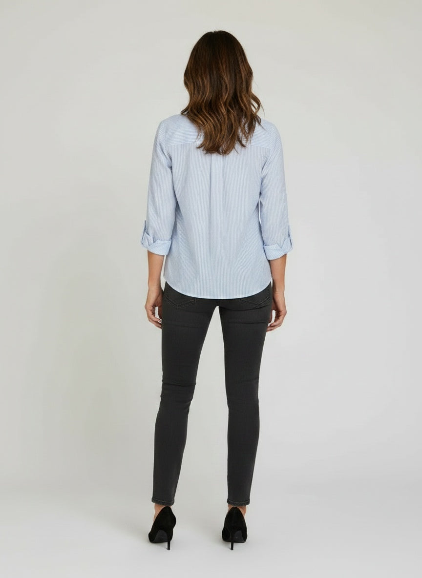 Back pose of the model wearing Blouse met lange mouwen en ruffles voor dames