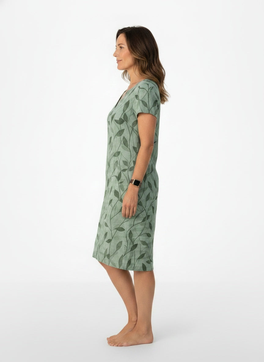 Side profile of the model wearing Midi-jurk met V-hals en print voor vrouwen