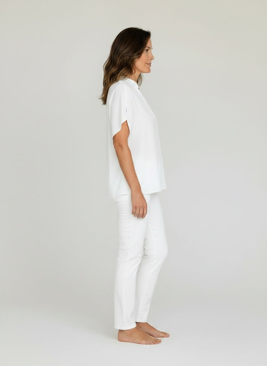 Side profile of the model wearing Korte mouwen blouse voor dames