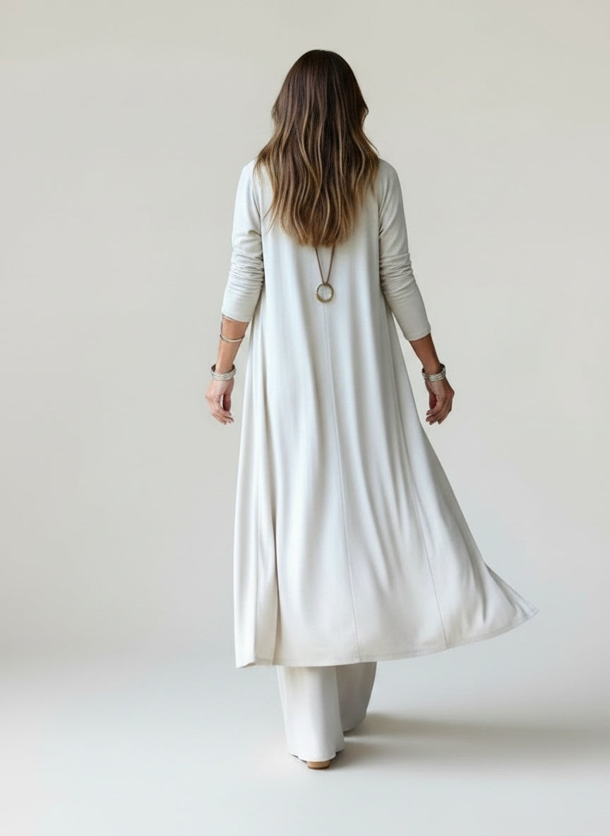 Back pose of the model wearing Drie-delig vrouwenensemble