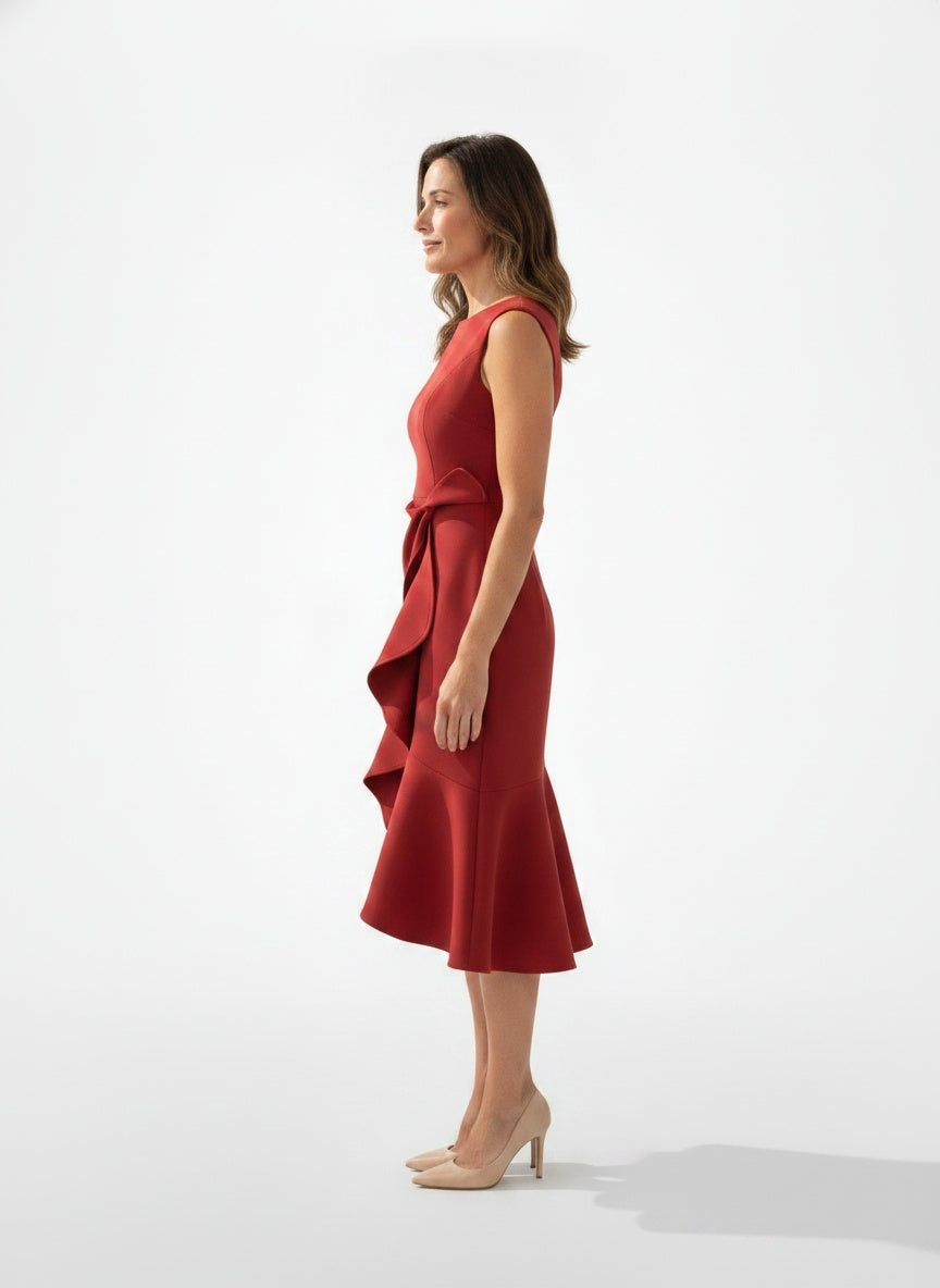 Side profile of the model wearing Sophisticated midi jurk voor dames