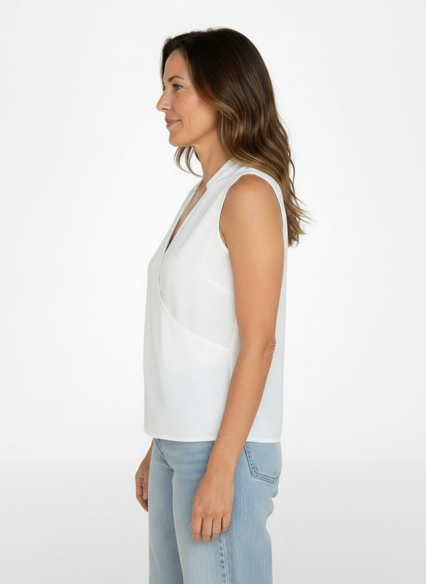 Side profile of the model wearing Zomertop met V-hals voor dames