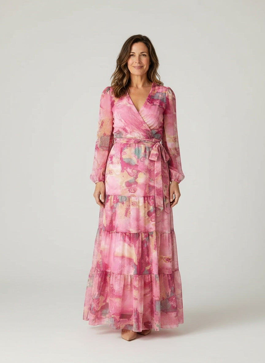 Full body view of the model wearing Maxi portefeuille jurk met bloemenprint en lange mouwen voor dames