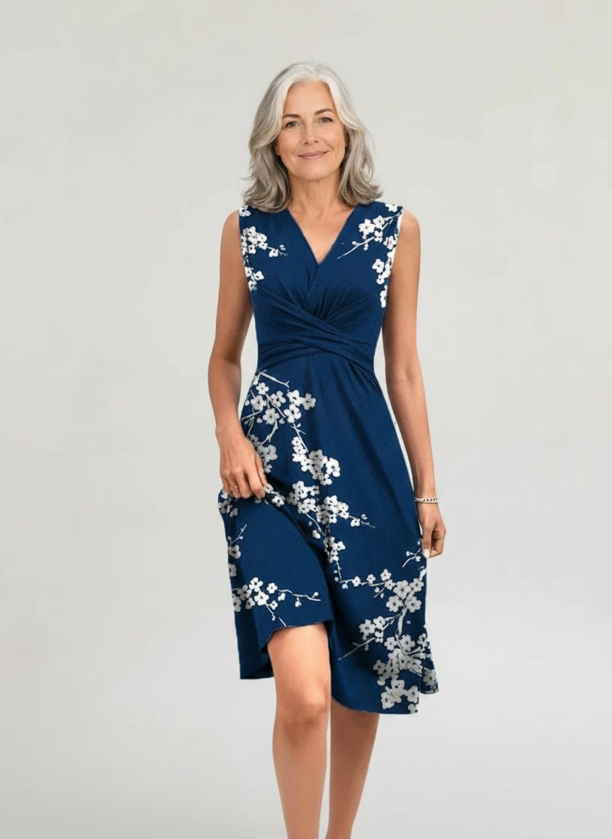 Full body view of the model wearing Clara – Zomerjurk zonder mouwen voor dames