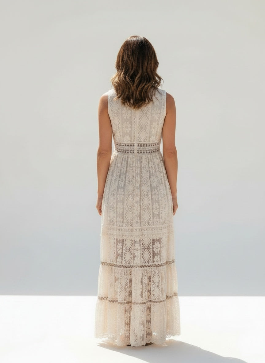 Back pose of the model wearing Maxi bohemien kant jurk voor dames