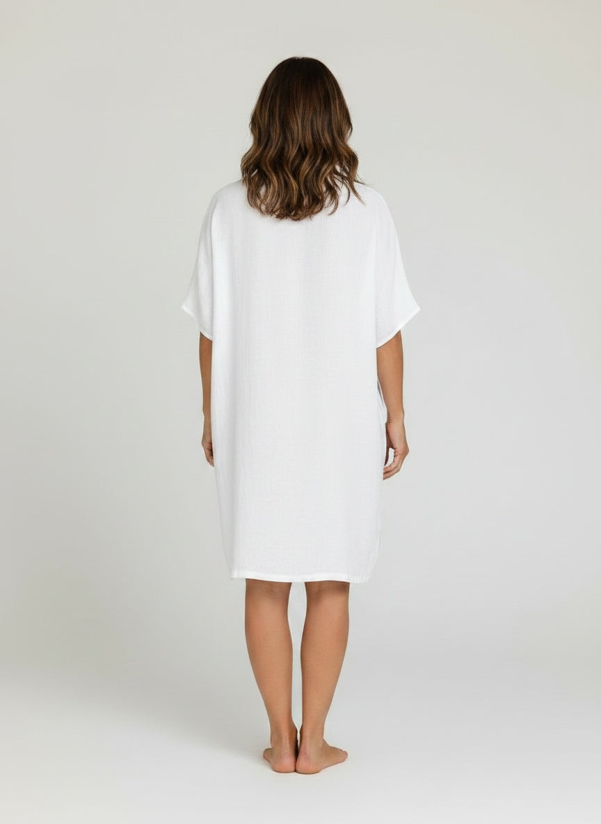 Back pose of the model wearing Damesblouse