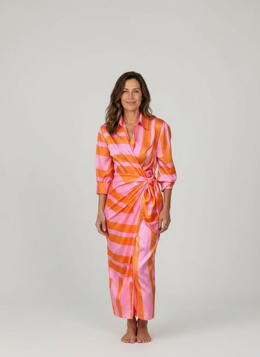 Full body view of the model wearing Midi wikkeljurk met driekwart mouwen voor dames