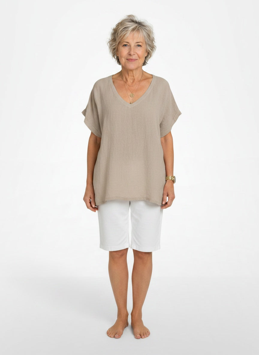 Full body view of the model wearing Losse, vloeiende dames T-shirt van zachte stof met V-hals