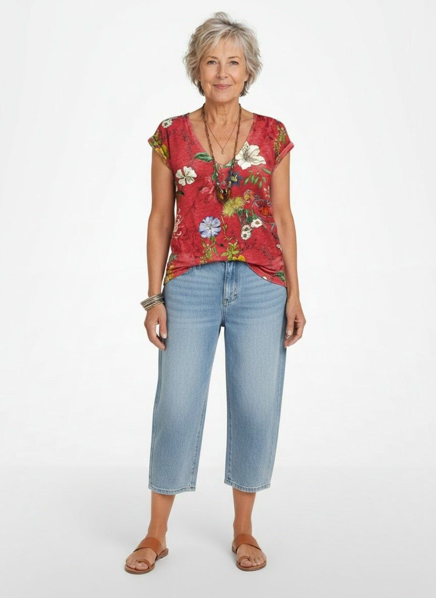Full body view of the model wearing Vrouwelijke vloeiende T-shirt in kleurrijke stretch jersey met bloemen V-hals