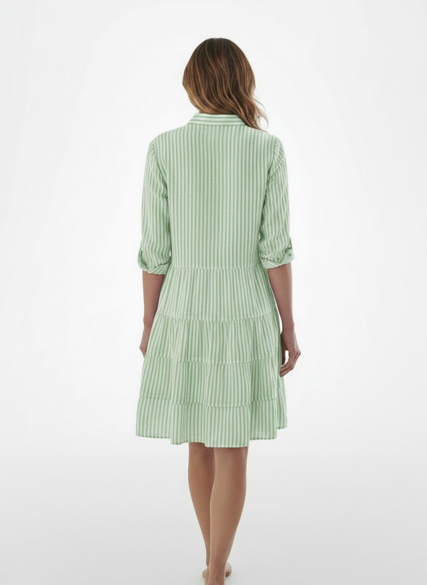 Back pose of the model wearing Midi zomerjurk met strepen voor dames