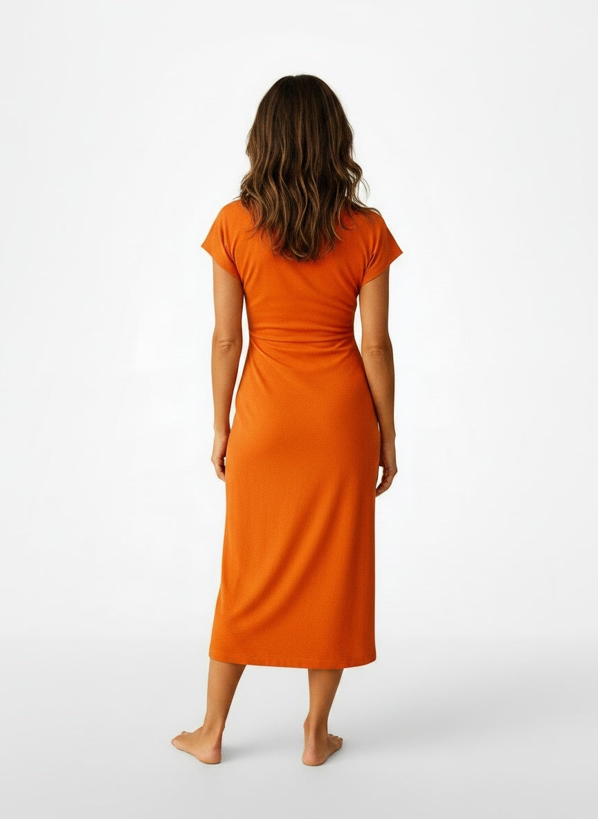 Back pose of the model wearing Midi-jurk met V-hals en voorzijde split voor dames