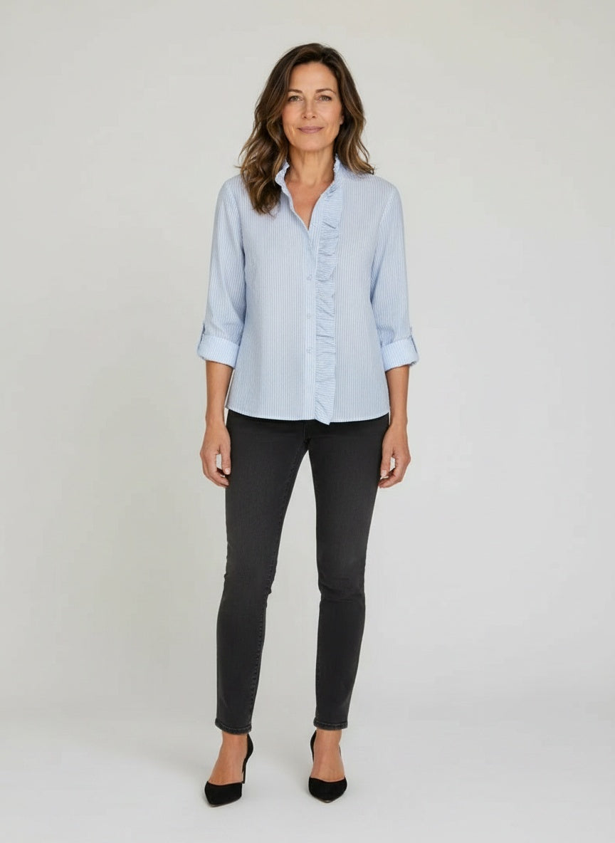 Full body view of the model wearing Blouse met lange mouwen en ruffles voor dames