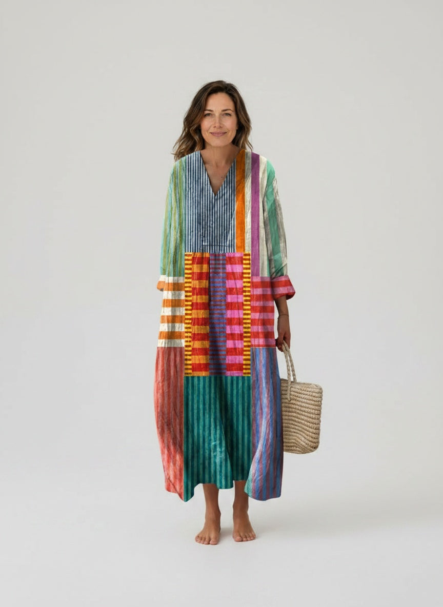 Full body view of the model wearing Maxi jurk oversized in linnen met kleurblokstrepen voor dames