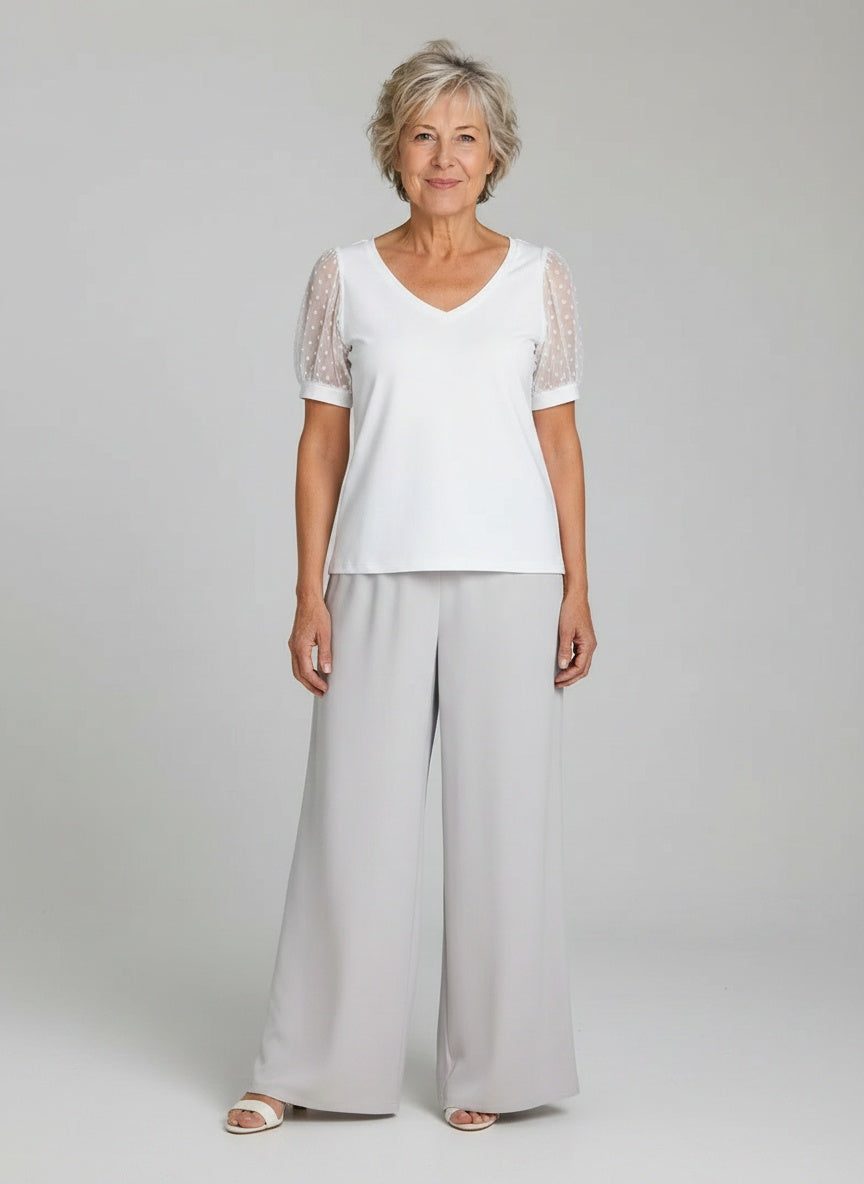 Full body view of the model wearing Dames top met V-hals