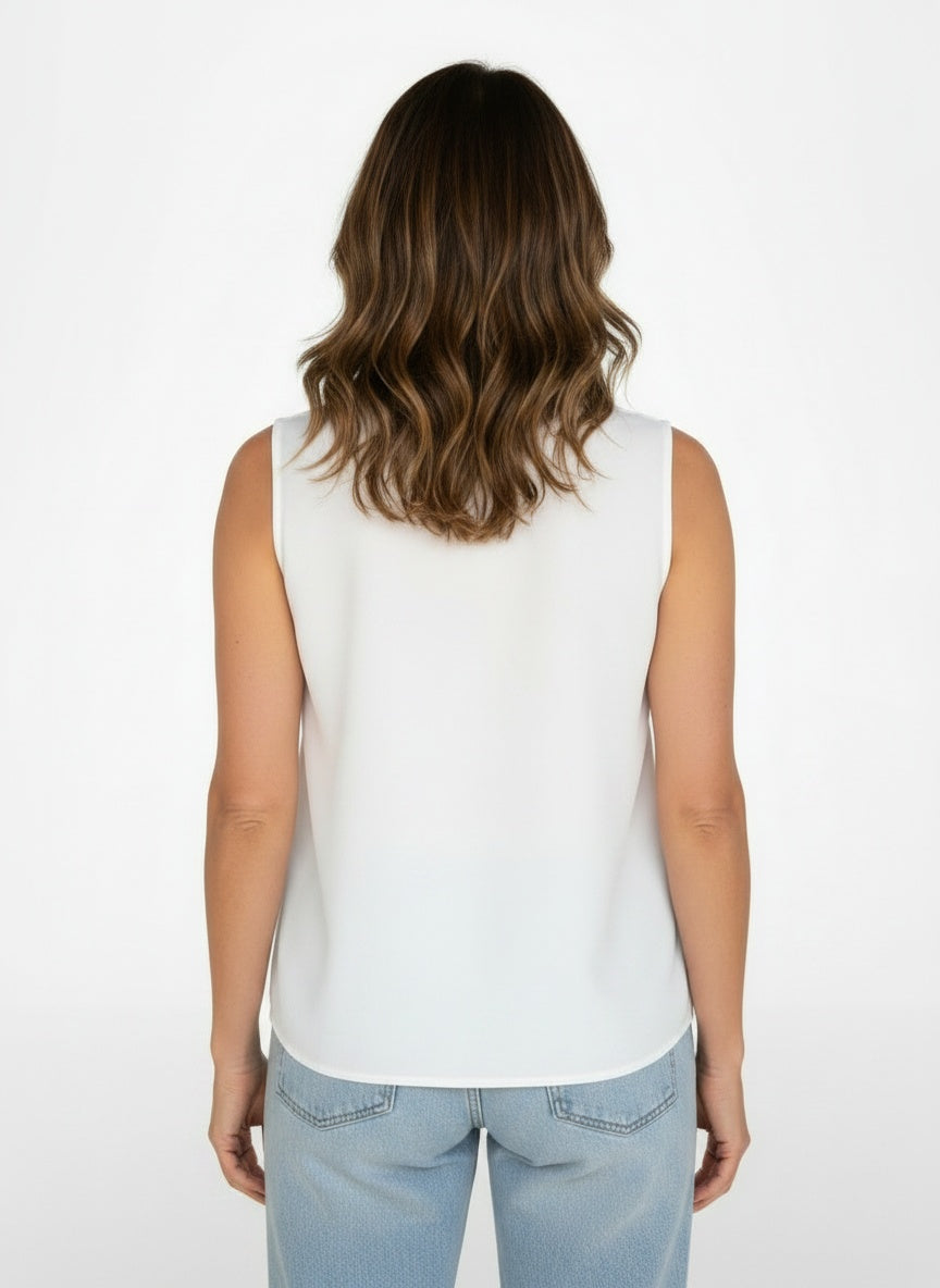Back pose of the model wearing Zomertop met V-hals voor dames