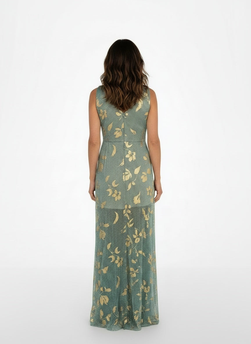 Back pose of the model wearing Mouwloze Jurk met Gouden Sterren en Diepe V-Hals
