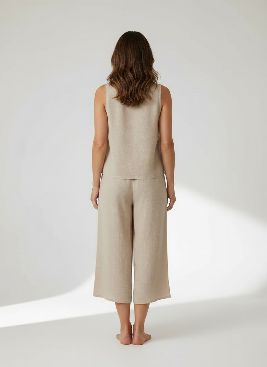 Back pose of the model wearing Océane – Twee-delige zomerset met top en casual broek voor dames