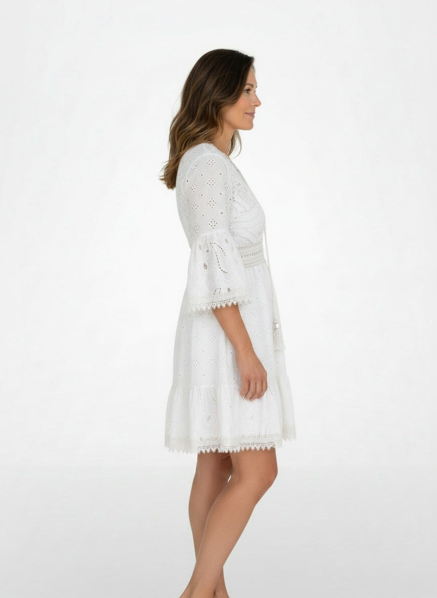 Side profile of the model wearing Mini boho jurk voor dames
