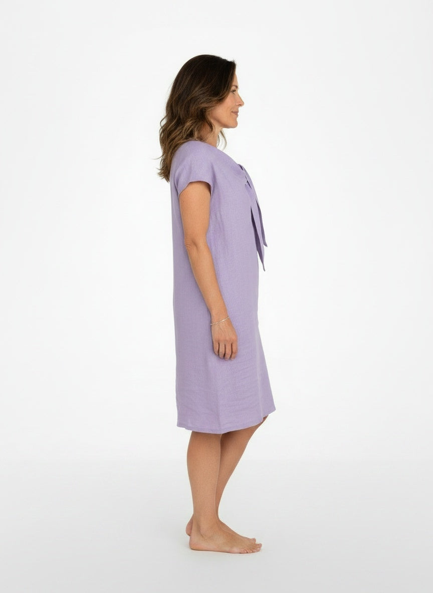 Side profile of the model wearing Mini avondjurk met korte mouwen voor dames