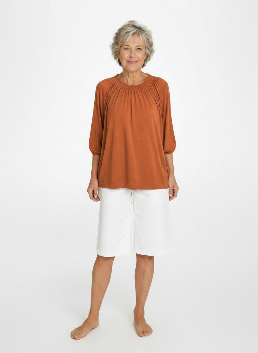 Full body view of the model wearing Dames T-shirt met ronde hals