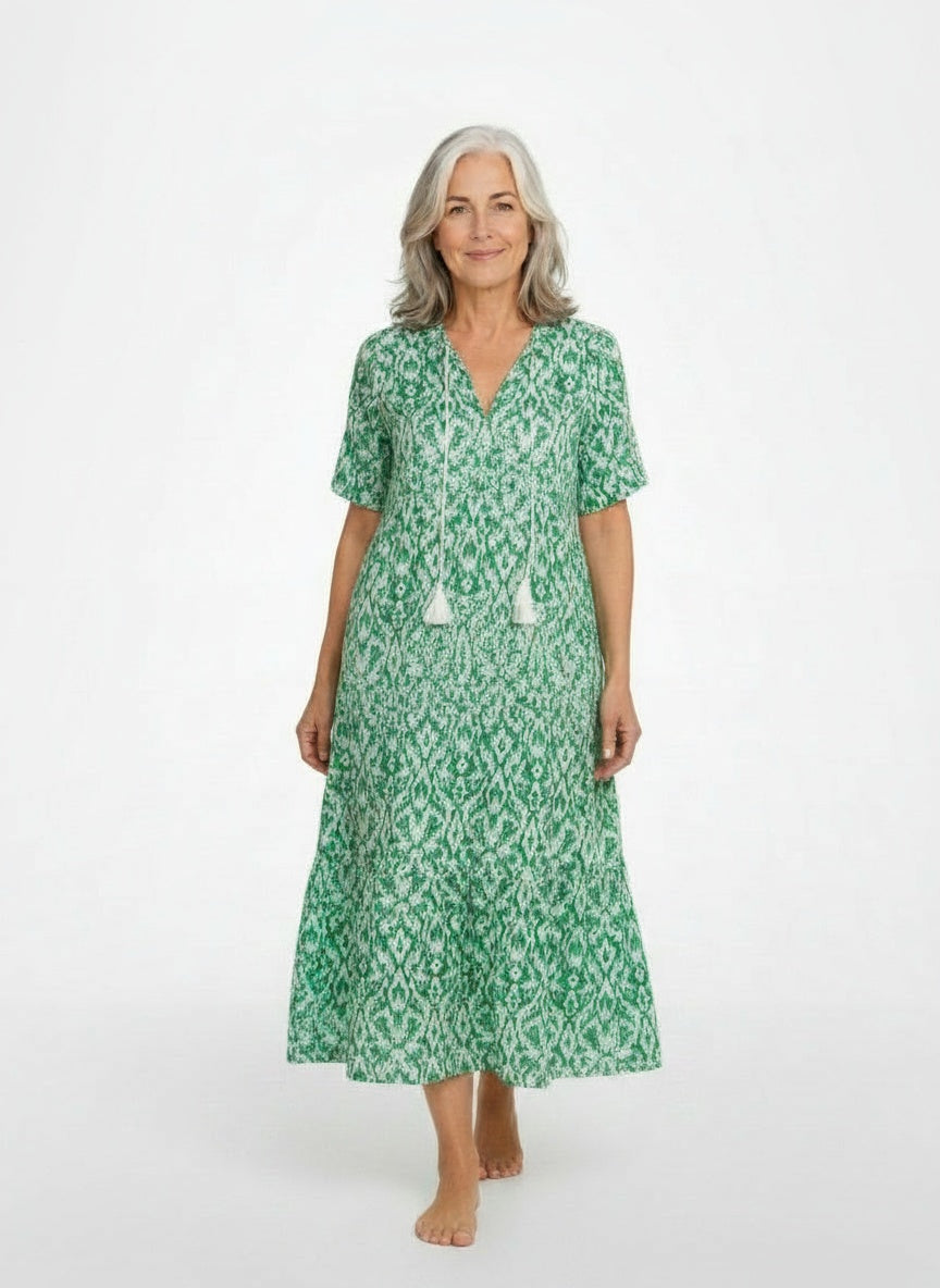Full body view of the model wearing Lichte en bedrukte midi-jurk voor dames