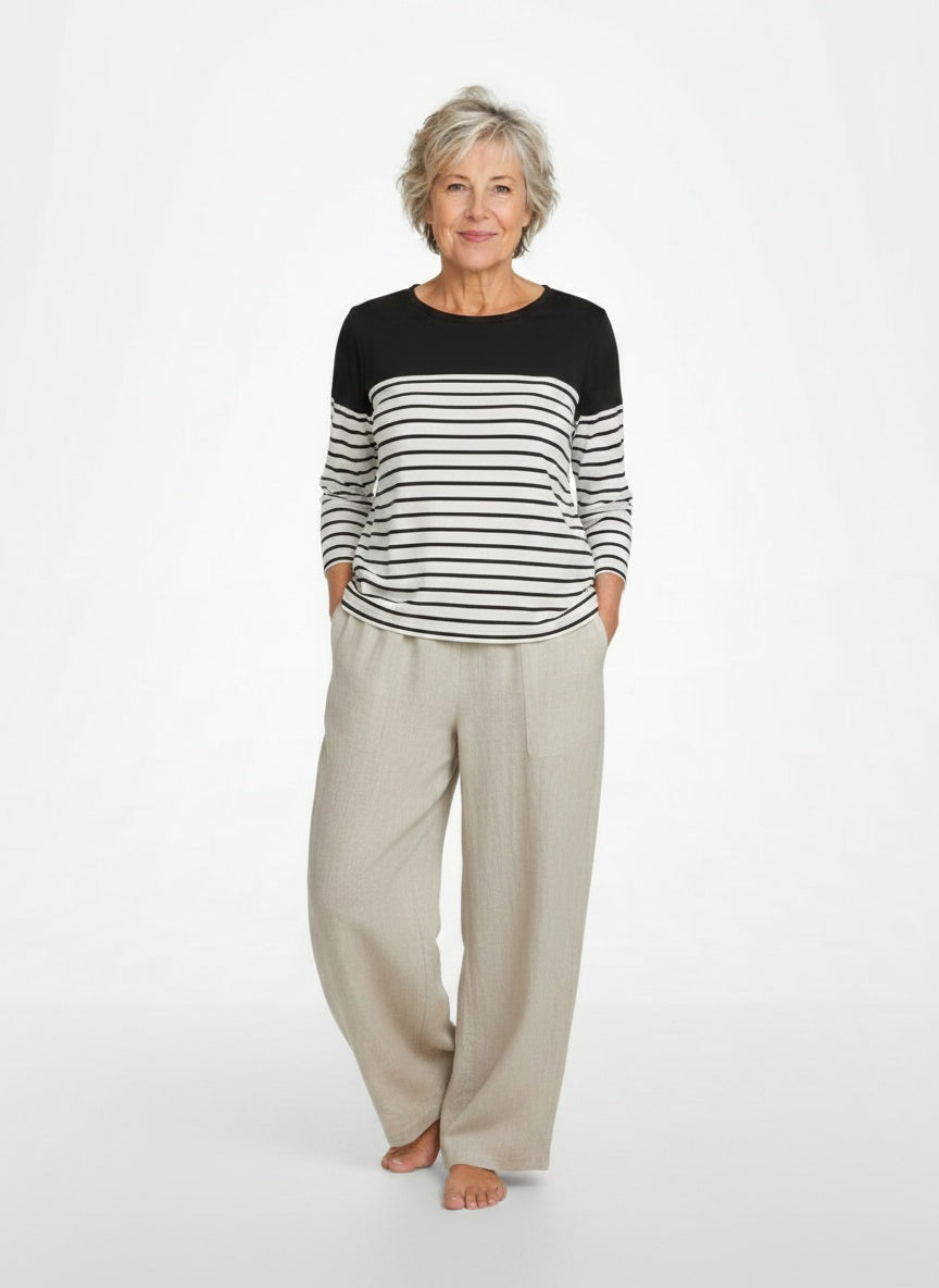 Full body view of the model wearing Gestreepte top voor dames