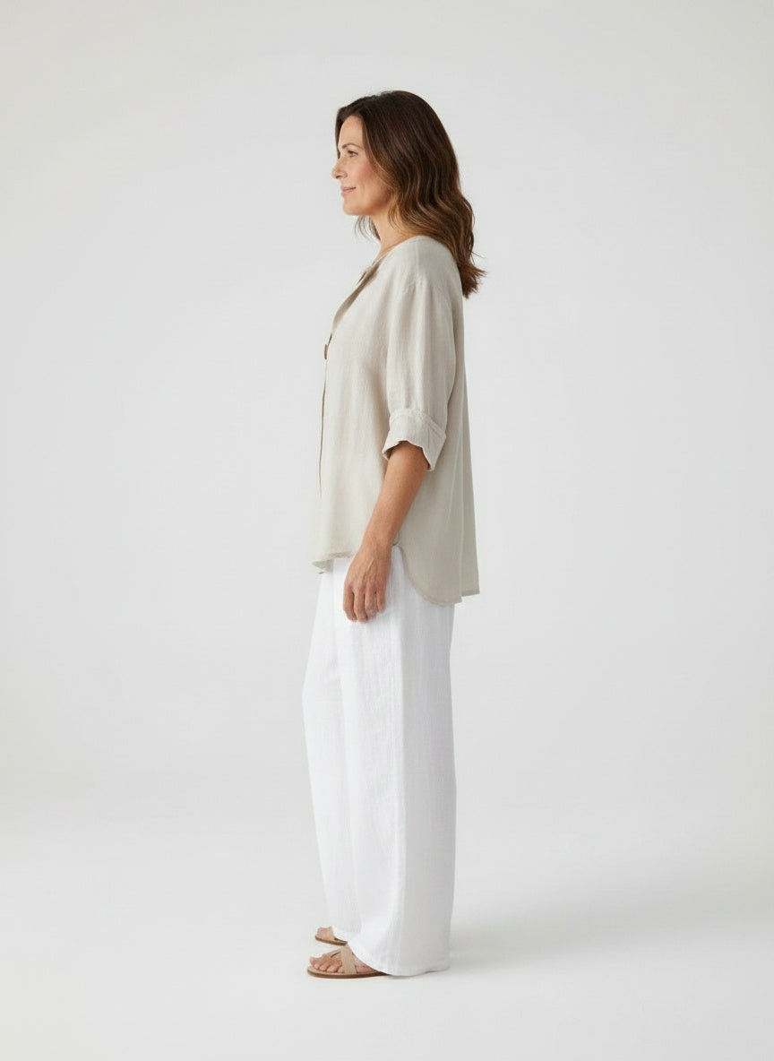Side profile of the model wearing Vrouwenlinnenblouse