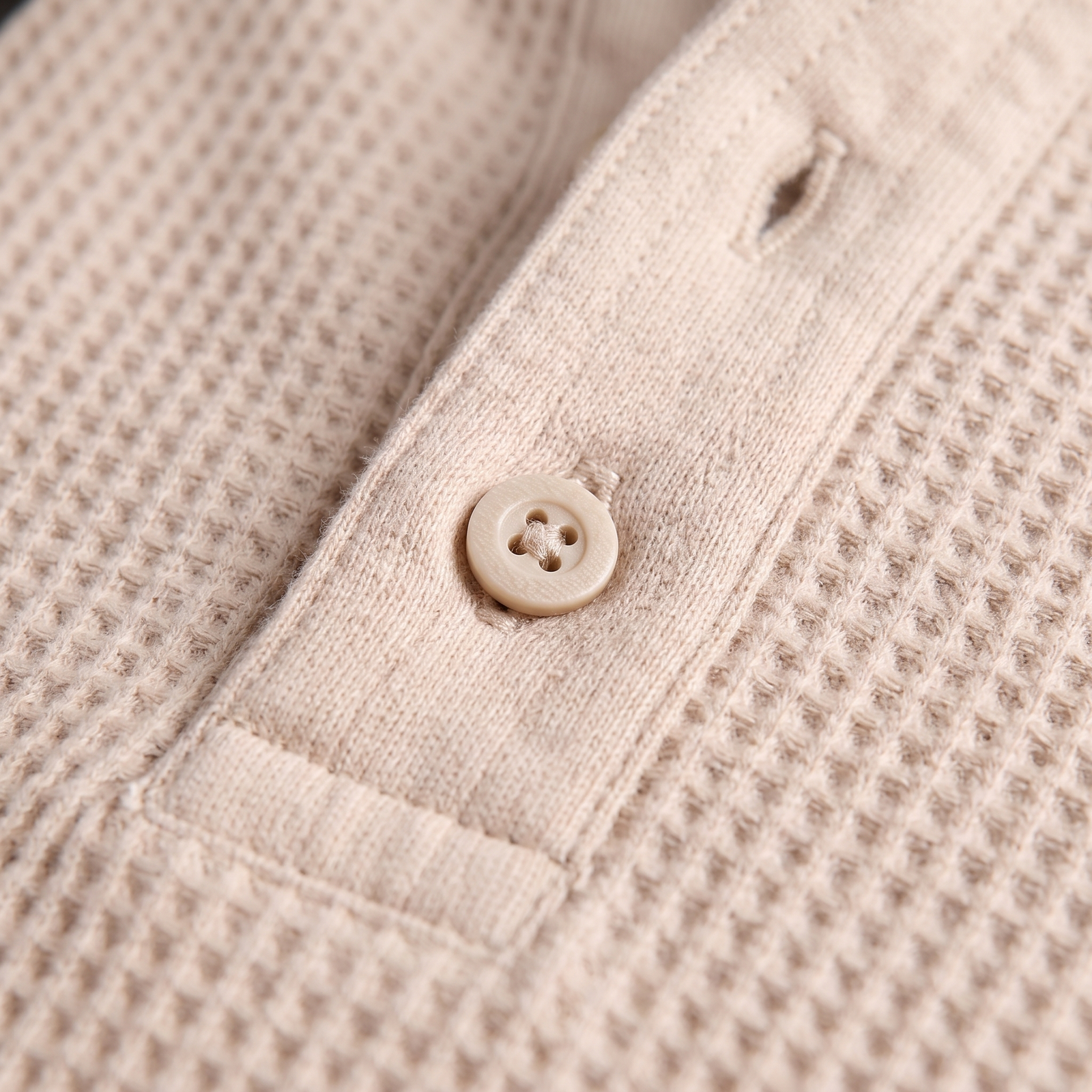 Pull homme à capuche en maille gaufrée et patte boutonnée 8