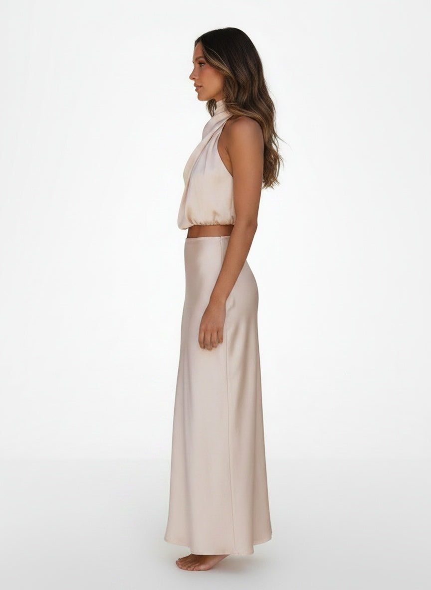 Side profile of the model wearing Victoria – Elegante twee-delige set voor dames