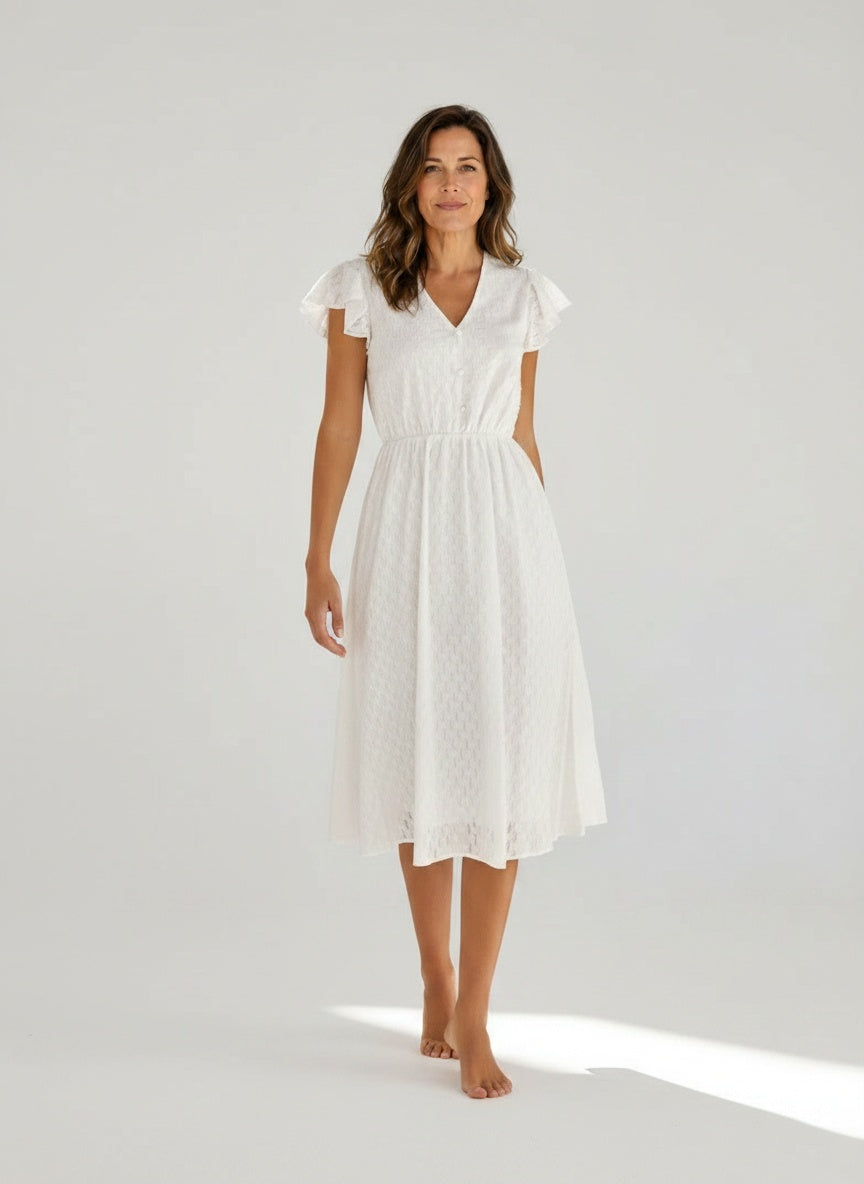 Full body view of the model wearing Midi zomerjurk met korte mouwen en ruffles voor dames