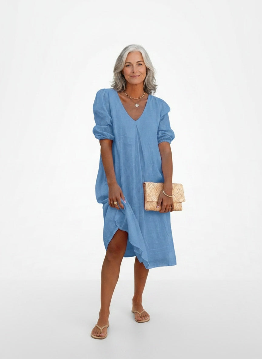 Full body view of the model wearing Agate – Rechte zomerjurk voor dames van linnen met V-hals en elegante frisheid