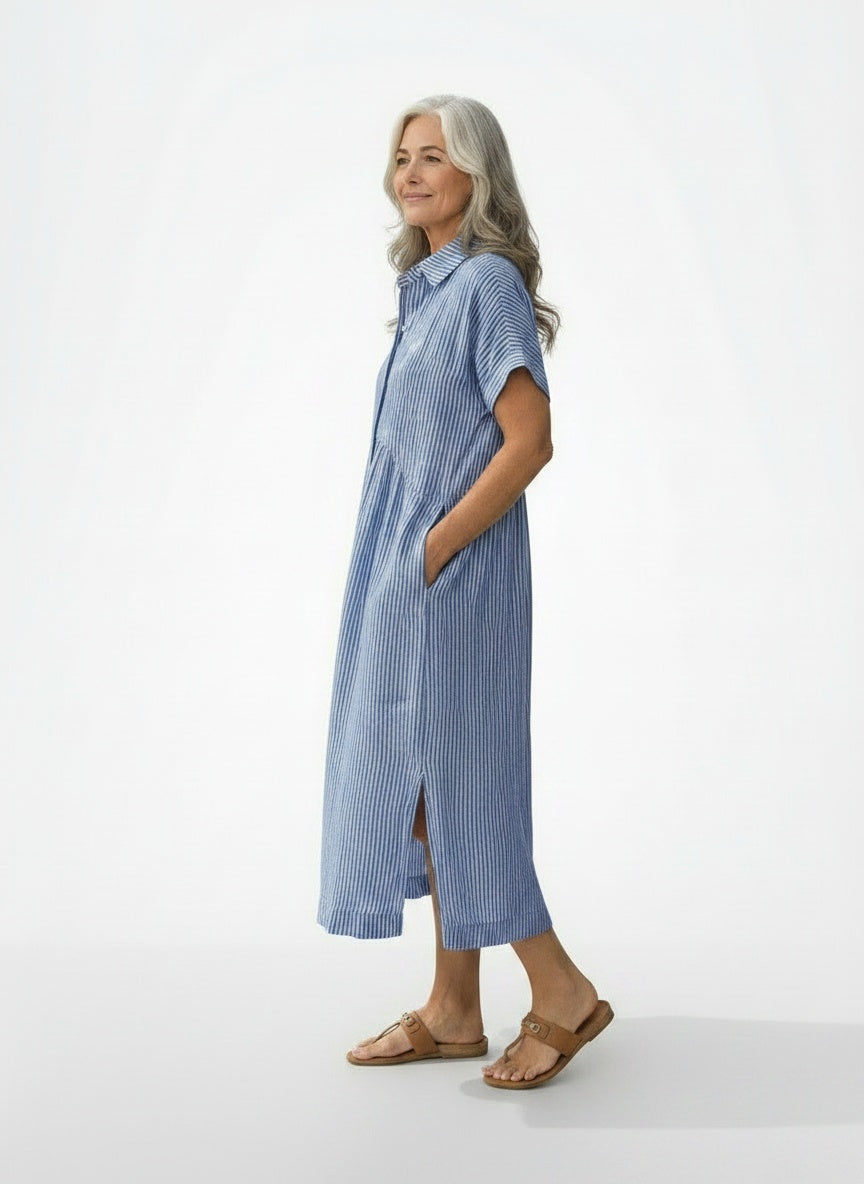 Side profile of the model wearing Midi gestreepte overhemdjurk voor dames