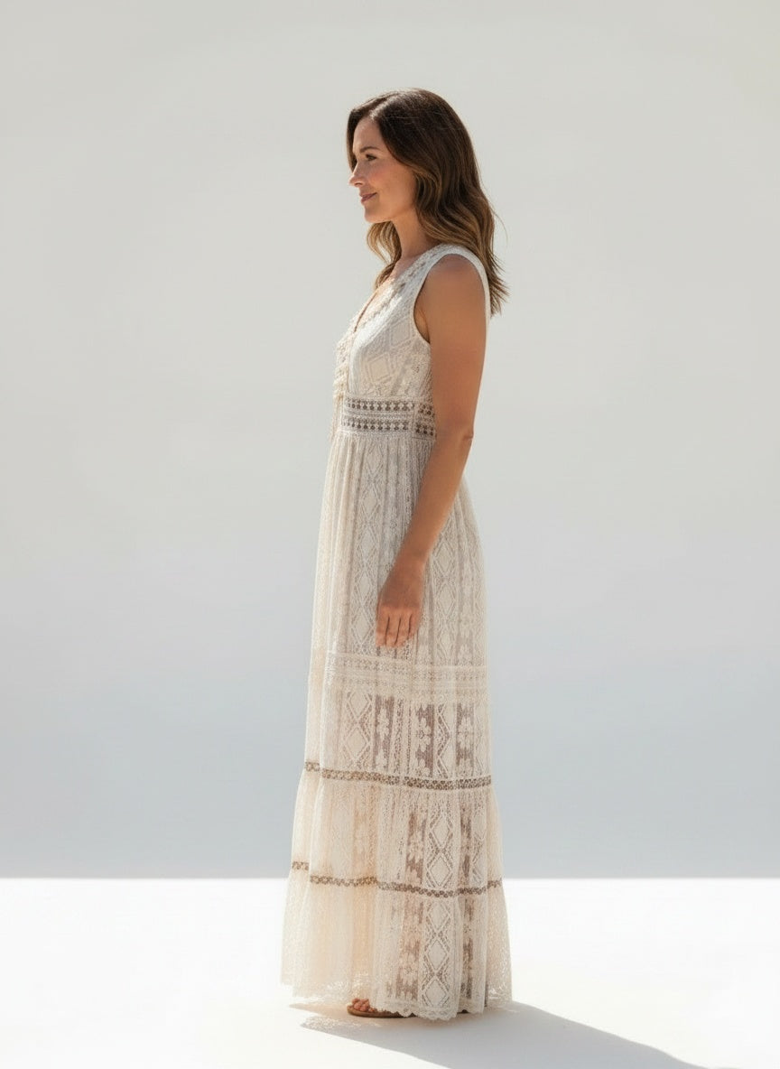 Side profile of the model wearing Maxi bohemien kant jurk voor dames