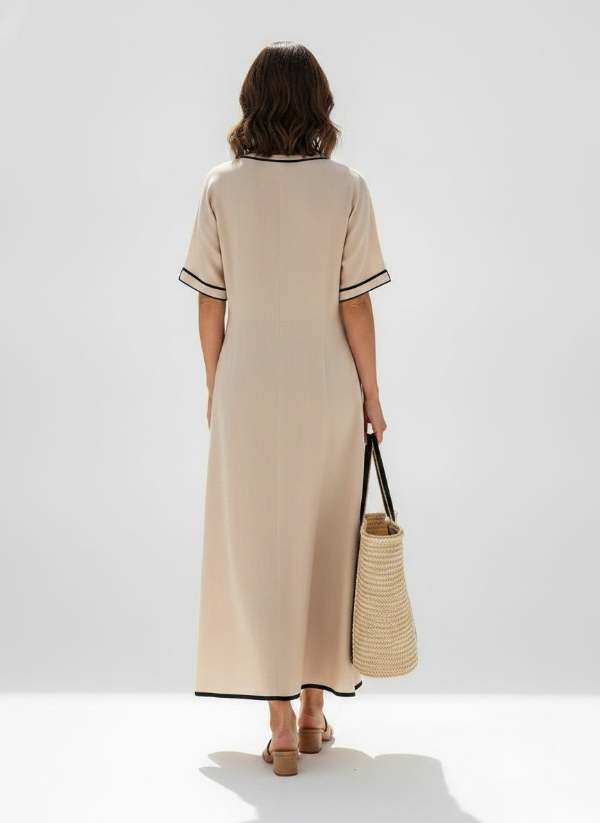 Back pose of the model wearing Elegante maxi jurk voor dames in de zomer