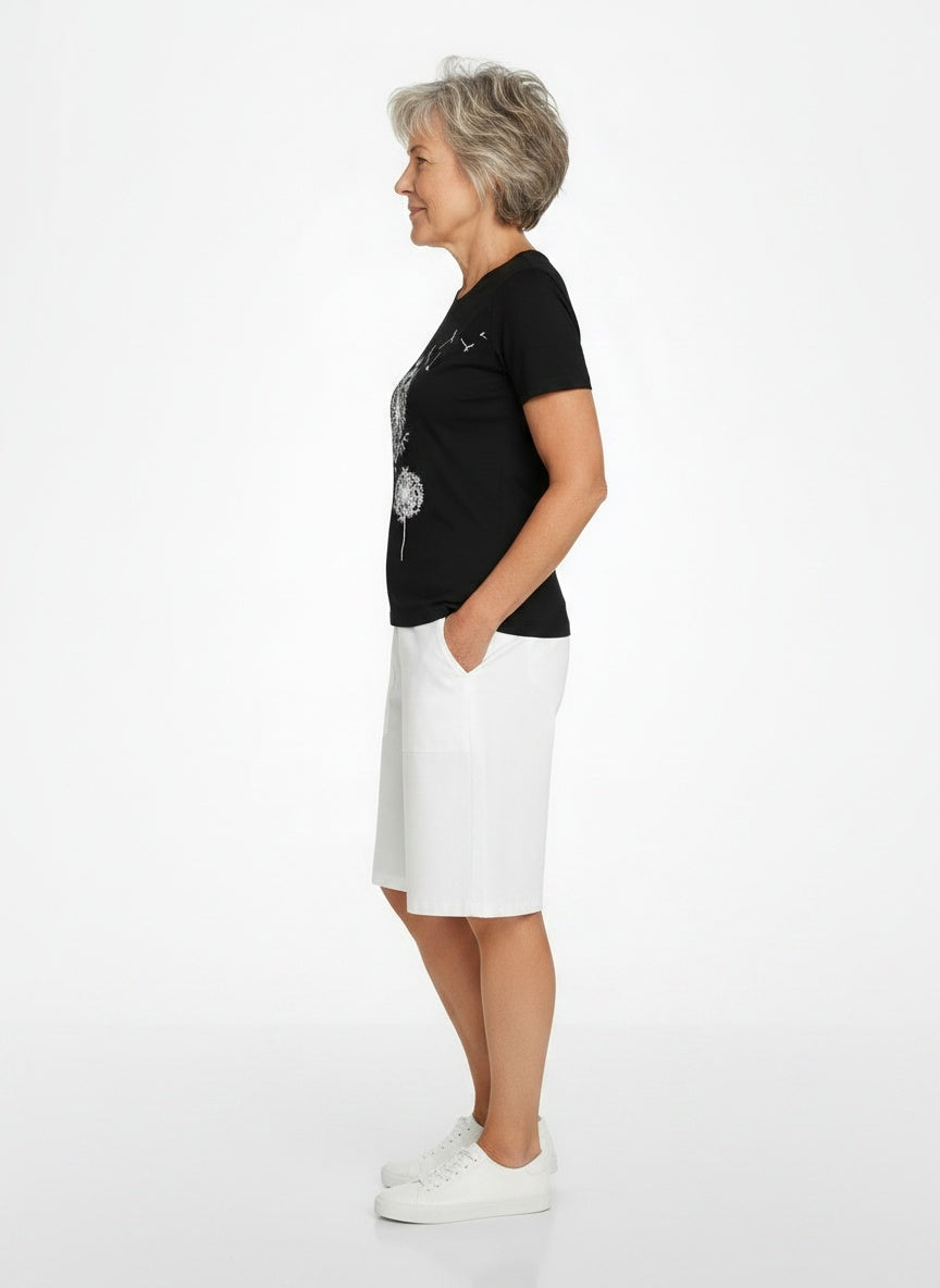 Side profile of the model wearing Zomer T-shirt met ronde hals en korte mouwen voor dames