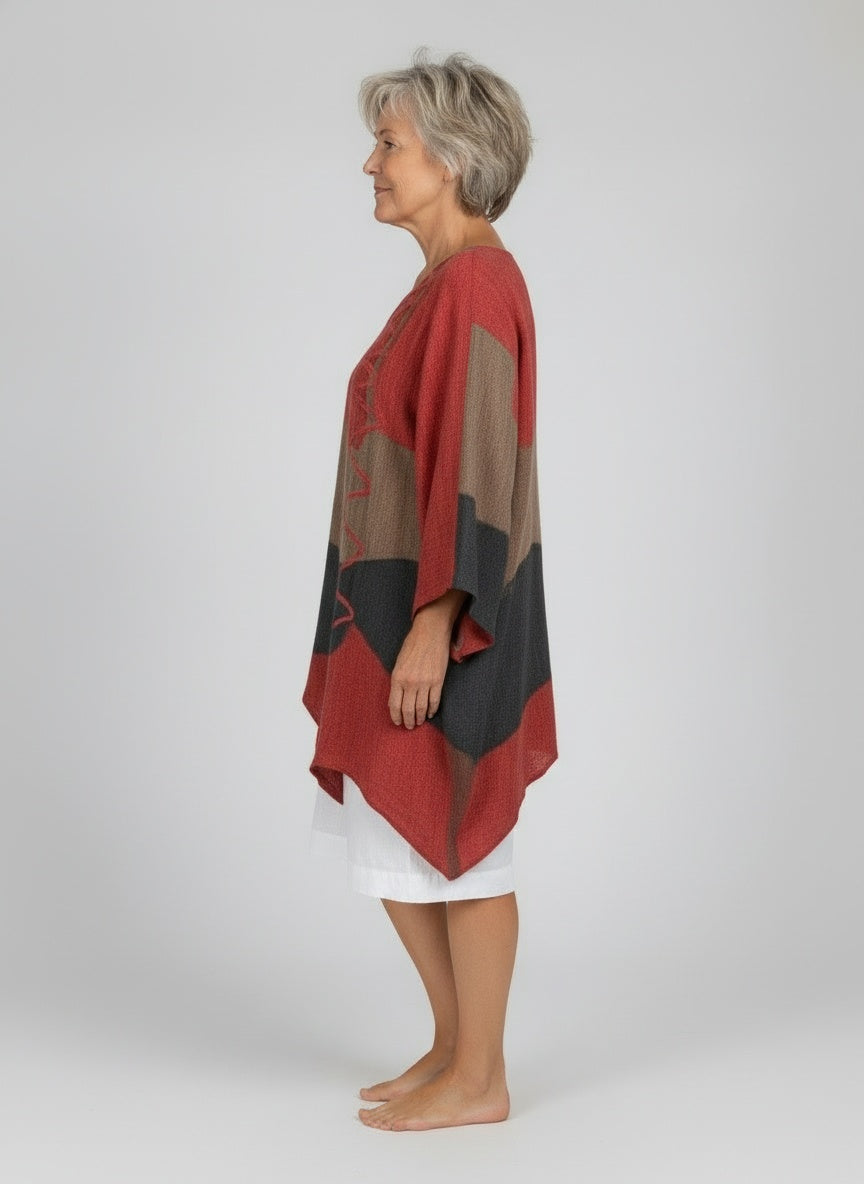 Side profile of the model wearing Dames T-shirt