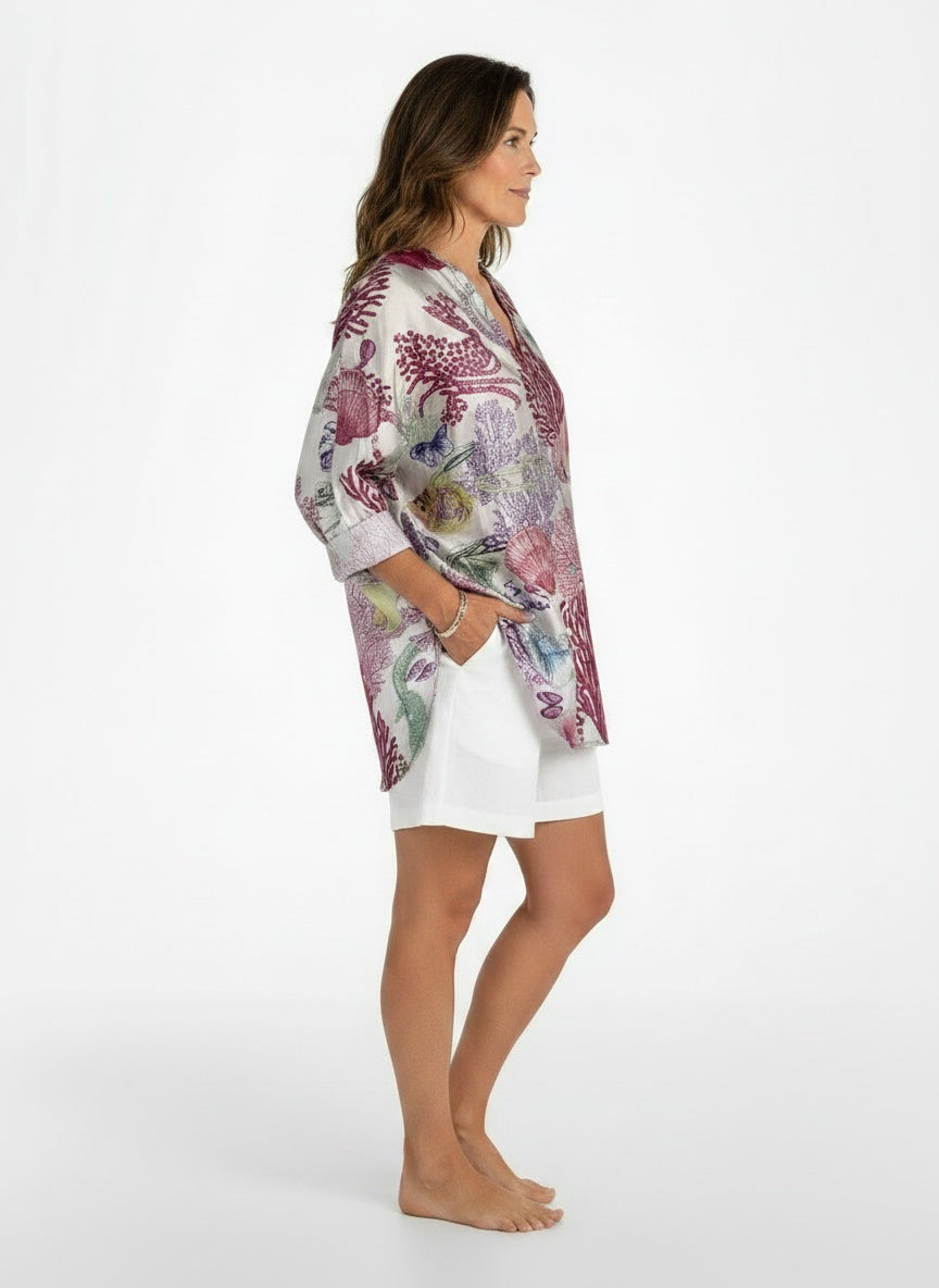 Side profile of the model wearing Elegante knoopblouse met lange mouwen voor dames