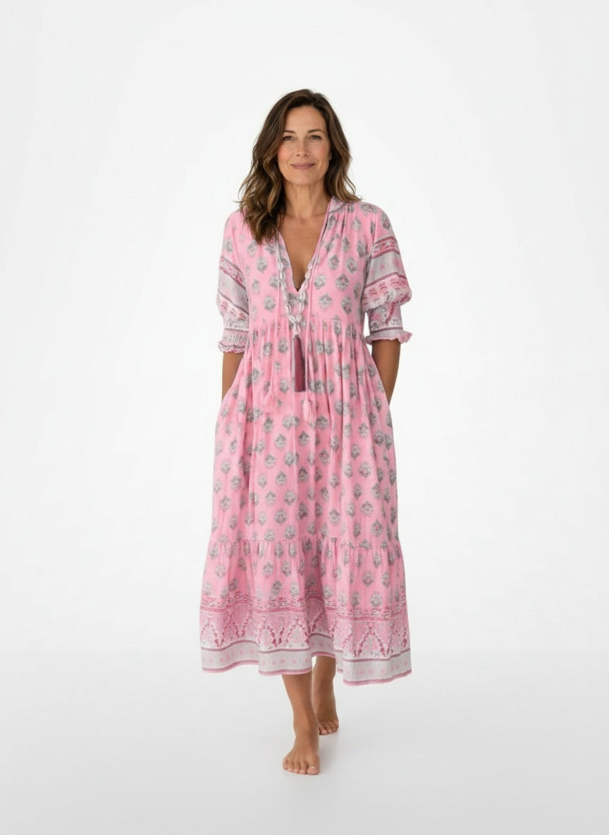Full body view of the model wearing Maxijurk bohemien met V-hals en bloemenpatroon voor dames