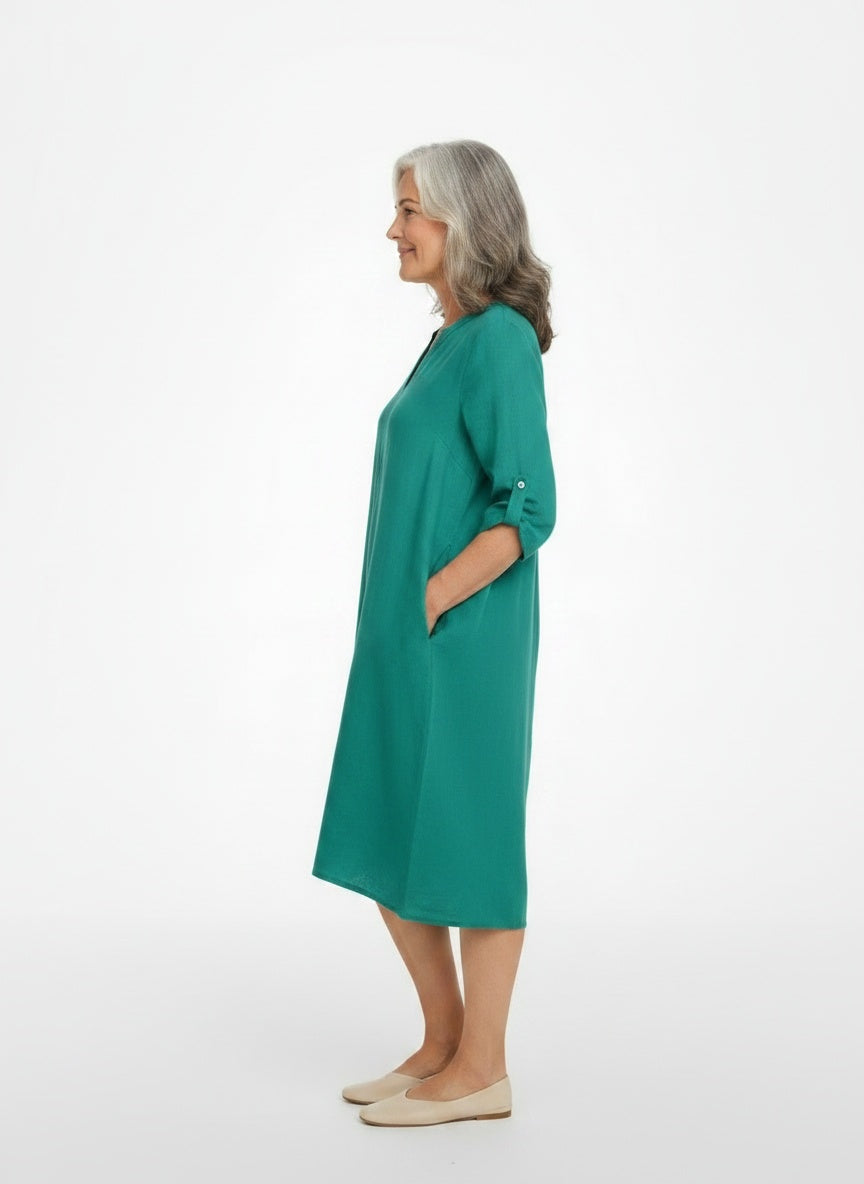 Side profile of the model wearing Midi-jurk met V-hals en driekwartmouwen voor vrouwen