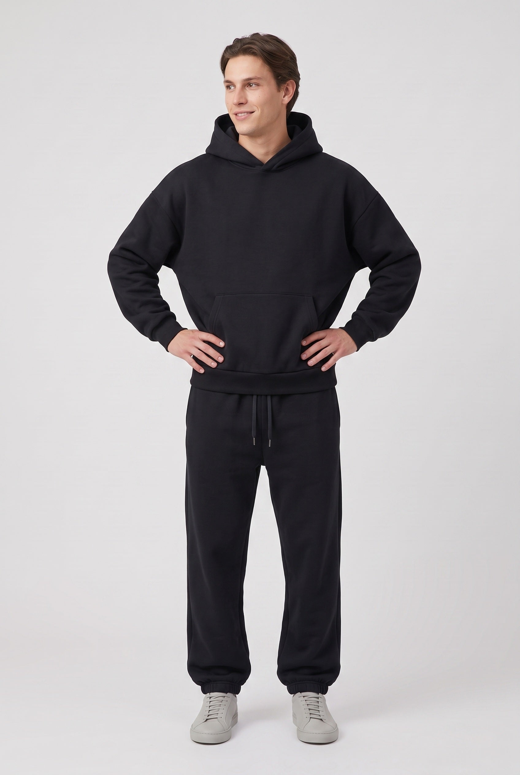 Survêtement homme à capuche oversize avec poche kangourou et jogging droit 2