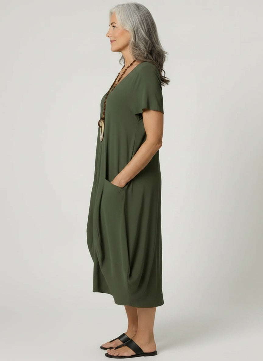 Side profile of the model wearing Sarah – Vloeiende midi zomerjurk met ruime snit en ronde hals voor dames