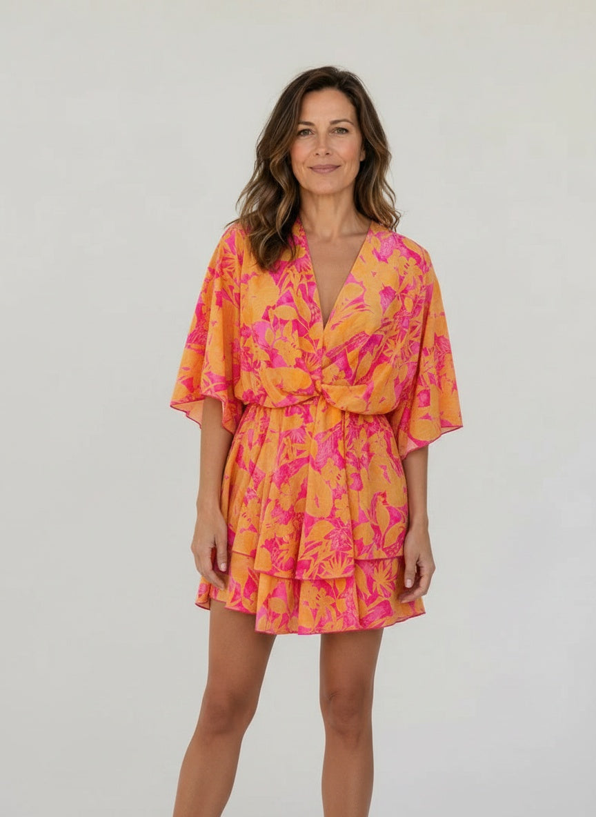 Full body view of the model wearing Korte boheemse jurk – vrije stijl en gegarandeerd comfort